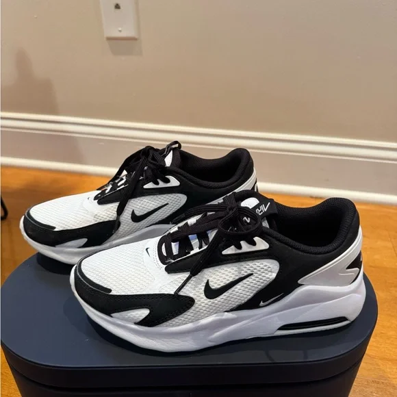 Women’s Nike Air Sneakers - Picture 3 of 4